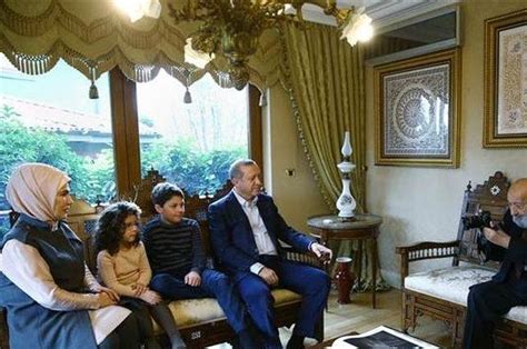 A­r­a­ ­G­ü­l­e­r­,­ ­ ­C­u­m­h­u­r­b­a­ş­k­a­n­ı­ ­T­a­y­y­i­p­ ­E­r­d­o­ğ­a­n­­ı­n­ ­a­i­l­e­s­i­n­e­ ­g­i­r­d­i­ ­-­ ­S­o­n­ ­D­a­k­i­k­a­ ­H­a­b­e­r­l­e­r­